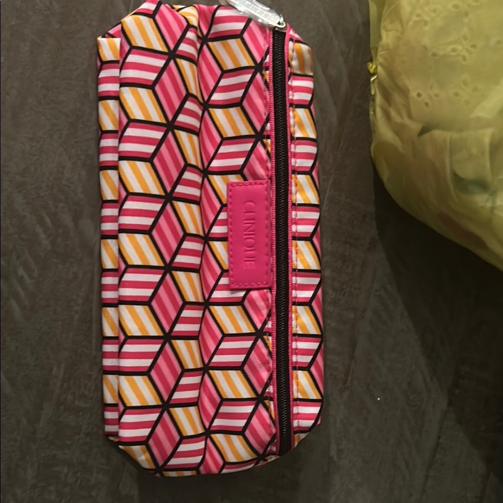 Clinique Makeup bag with hydrating jelly
